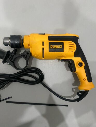 Дрели: Ударная дрель DeWalt мощностью 750 Вт с регулируемой скоростью