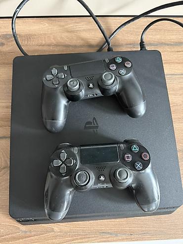 Sony PlayStation: PlayStation 4 Slim (чёрная) с двумя беспроводными геймпадами DualShock — 1