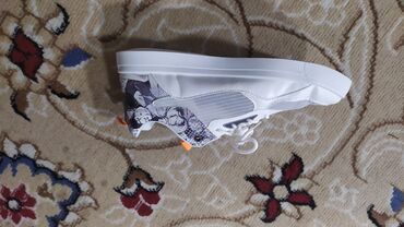 белые кеды мужские: Продам новые кросовки, 45 размер с коллаборацией Ван-Пис