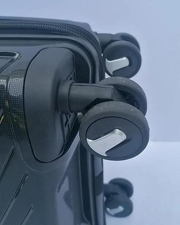 Putni koferi i torbe: Crni čvrsti kofer sa teksturiranim dizajnom, idealan za putovanja — 4