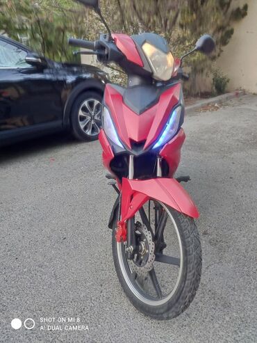 Motonəqliyyatın icarəsi: Elektrik skuter/moped – idman üslublu qırmızı-kömür rəng çalarları