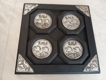 1 yaş dekoru: Dekorativ taxta panel – 4 ədəd metal medalyonla - Material: tünd at lalafo.az 1 yaş dekoru: Dekorativ taxta panel – 4 ədəd metal medalyonla - Material: tünd