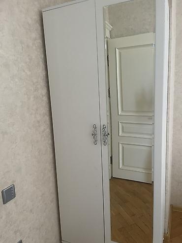 Ev üçün mebel: Aynalı ikiqapılı şkaf - Rəng: açıq krem/ağ - Dizayn: bir qapıda tam — 1