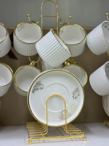 чайный сервиз столовый: Набор чашек с блюдцами на подставке. - Материал: фарфор. - Цвет