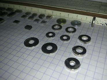 Другие аксессуары для салона: Неодимовые магниты. Разного размера и формы. Образцы на фото, линейка — 18