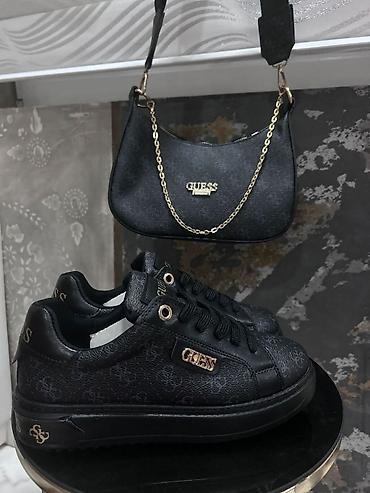 Patike: Predobre patike 
Vel 36 do 40 
Cena 4500 din — 3