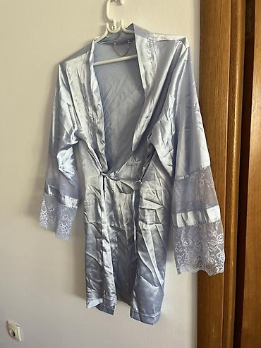 Sweatpants sets: Ženski satenski ogrtač u svetloplavoj boji sa dekorativnim čipkanim — 3