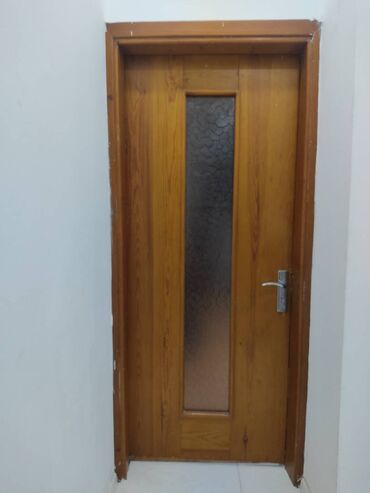 Taxta qapı 4 ədəd. Çərçivələri ilə birlikdə verilir. 3 ədəd: 80 x 200