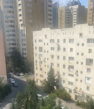 ağ şəhər ev qiymətləri: 3 otaqlı mənzil – binada, yaşıllıq və həyət parkinqi olan məhəllə