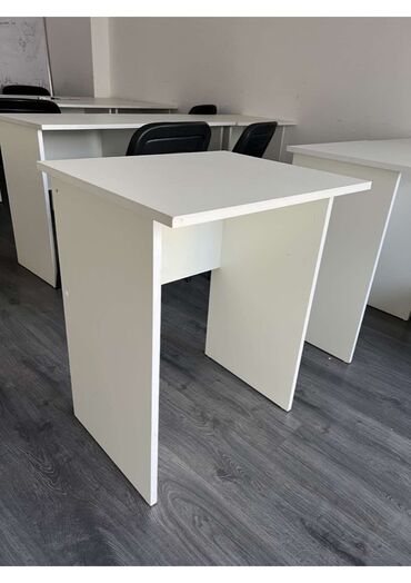 Ofis masaları: İşlənmiş, Kvadrat masa