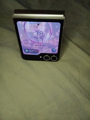 Samsung: Samsung Galaxy Z Flip – zlatna boja - Kompaktan preklopni telefon sa — 7