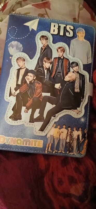 Digər ofis ləvazimatları: BTS temalı qeyd dəftəri - Üz qabığında “BTS” loqosu və “Dynamite”