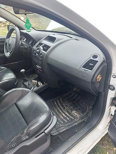 Renault: Renault Mégane II, bele boje, hečbek sa 5 vrata. Pogonsko rešenje sa — 15