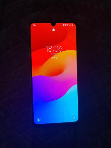 Redmi: Smartfon – damla tipli ön kamera çıxıntısı olan, tam ekranlı dizayn