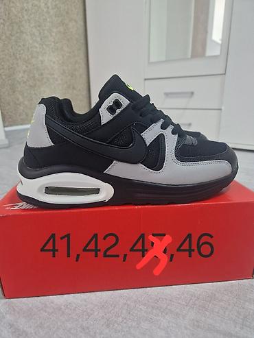 Nike Air patike – crno‑siva kombinacija sa neon žutim detaljima na — 1