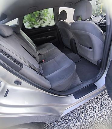 prius qranat: Toyota Prius, gümüşü rəng, 5 qapılı hibrid hetçbek. Texniki — 4