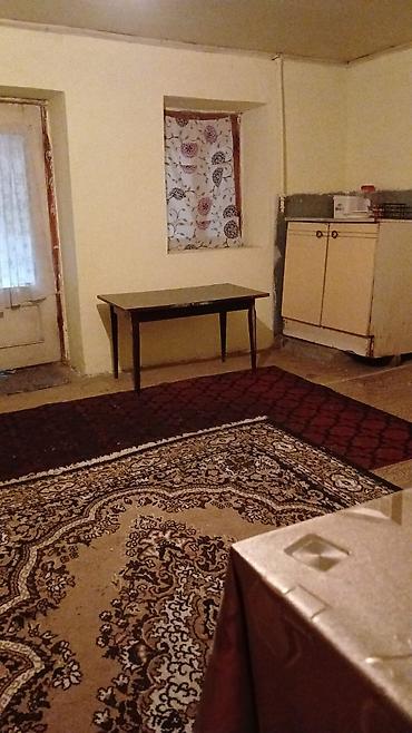 Həyət evləri və villalar: Qaracuxurun mərkəzində 1 otaqlı kirayə ev verilir. Hər şəraiti var. Ev — 5