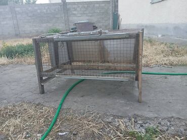 Товары и оборудование для с/х животных: Клетка из дерева и металлической сетки. Конструкция включает в себя