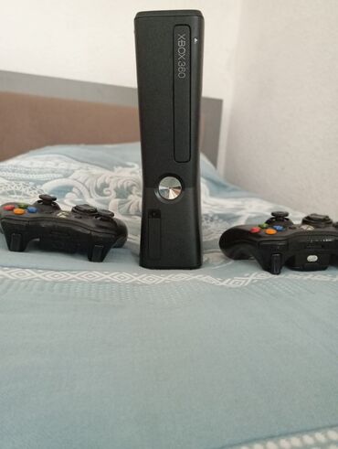 ноудбук игровой: ПРОДАМ XBOX 360 2 ДЖОЙСТИКА ИГРЫ 1)CALL OF DUTY 3