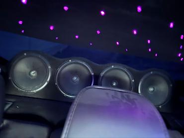 Avtomobil üçün tam audio sistemi - Arxa polkada xüsusi hazırlanmış