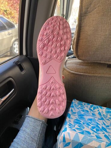 футбольный сараканошка: Футбольные бутсы/сороконожки без шнурков (лапти) Adidas F50, цвет