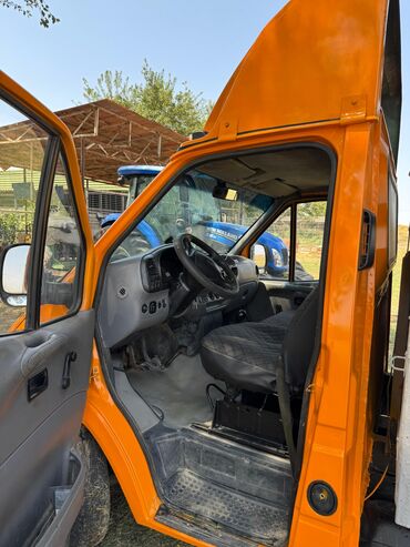 Yük maşınları: Narıncı rəngli, taxta bortlu, arxasında ikili təkərləri olan "Ford — 8