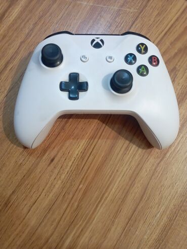 комп игровой: X box one s беспроводной джойстик
Вместе с зарядным устройством