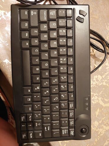 Noutbuklar üçün örtük və çantalar: Kompakt ölçülü, inteqrasiya olunmuş göstərici qurğulu (trackball)