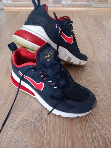 Patike i sportska obuća: Original Nike 40brplaćene 20 hiljada,djonovi su kao novi,desna ima