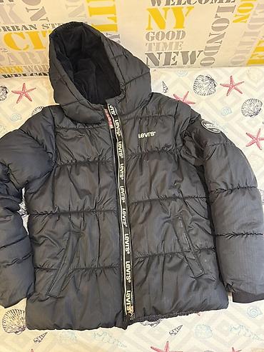 Верхняя одежда: Levi’s qara rəngli qışlıq puffer gödəkçə - Model: kapüşonlu, ön — 2