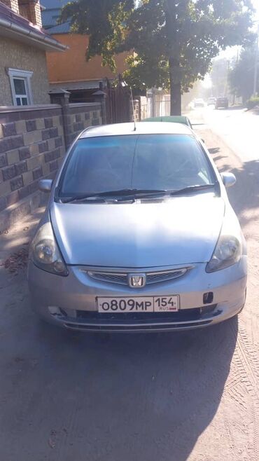 катафот хонда стрим: Автомобиль Honda Fit, представленный в серебристом цвете, является