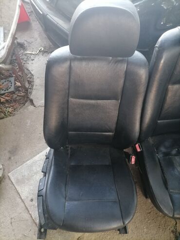 Auto delovi: Dva crna prednja auto sedišta presvučena kožom, pogodna za zamenu ili na lalafo.rs — 4 Auto delovi: Dva crna prednja auto sedišta presvučena kožom, pogodna za zamenu ili — 4