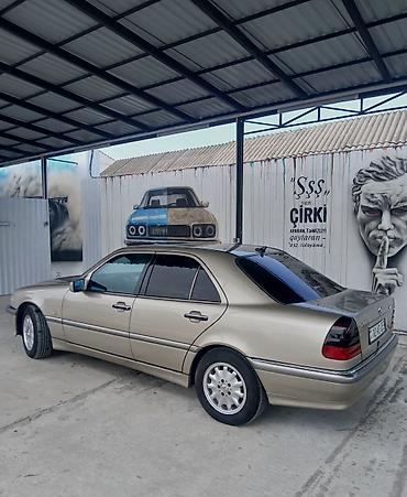 arxa kapot: Mercedes-Benz C-Sinif sedan - Korpus: 4 qapılı sedan, qızılı/metallik — 6
