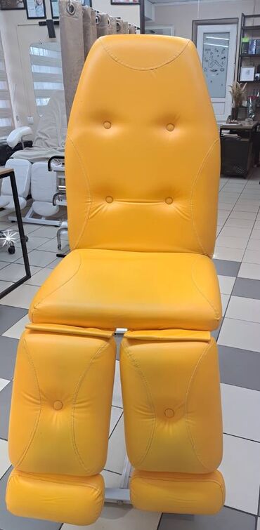 Оборудование для салонов красоты: Продаю кресло педикюрное б/у. Самовывоз. Район Моссовет