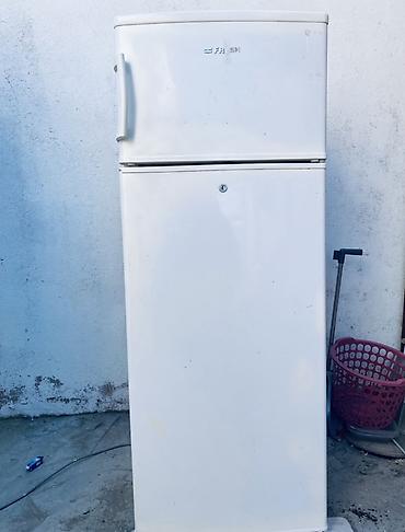 iphone satilir: Indesit markalı, ağ rəngli iki kameralı soyuducu. Alt hissədə — 4