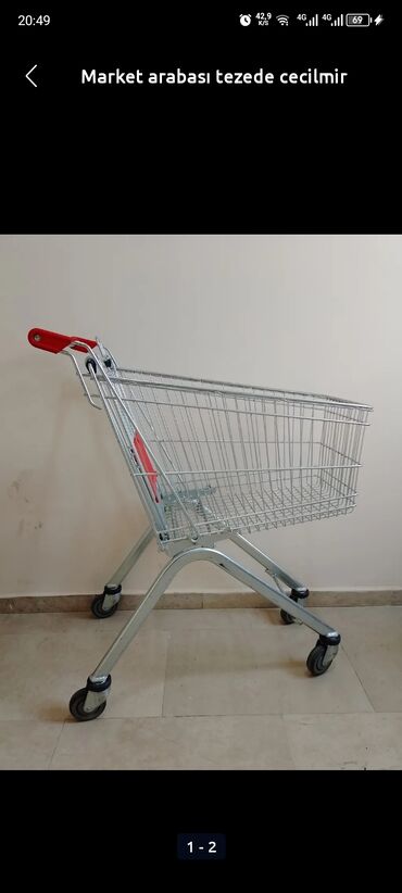 Mağaza arabaları: Metal konstruksiyalı, təkərləri olan, qırmızı tutacaqlı market