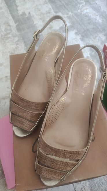 летние обуви: Кожаные золотистые босоножки, Испания размер на каблучке