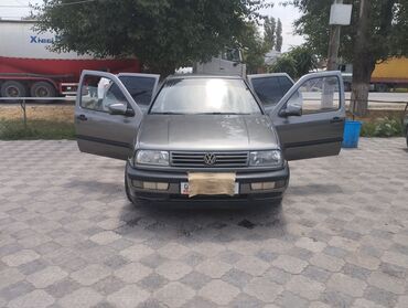 срочно срочно продам машину: Volkswagen Vento: 1992 г., 1.8 л, Механика, Бензин