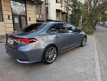 мини купир: Toyota Corolla: 2023 г., 1.8 л, Автомат, Гибрид, Седан — 2