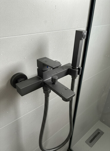 смеситель душевой: Ванна жана душ үчүн суу аралаштыргыч, Кол душ, Орнотуу: Сырткы монтаж, Материалы: Дат баспас болот, Функциялар: Функциялары жок