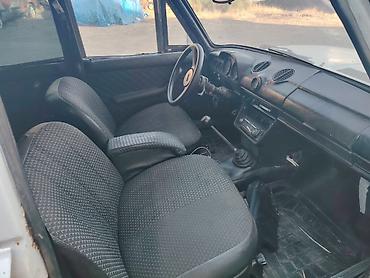 VAZ (LADA): VAZ 2106, ağ rəngli sedan Xüsusiyyətlər: - Kuzov: 4 qapılı sedan, ağ — 5
