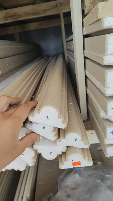 ламбир на потолок: Dekorativ tavan və ya divar bordürü. Ağ rəngdə, üzərində oyma naxışlar