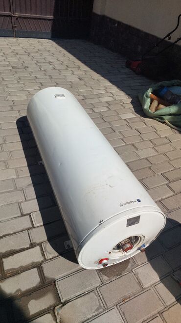 Топтолмо суу жылыткыч: Топтолмо суу жылыткыч Бактын көлөмү: 200 л, Ariston, Электр, Temperature controller, Эмалданган болот, Колдонулган