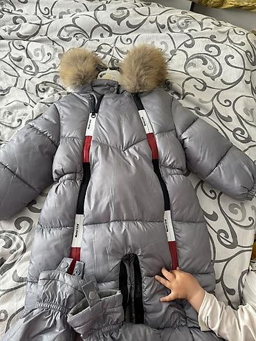 пут кийим: Детский зимний комбинезон-конверт Moncler, серый. - Формат 2-в-1: низ — 3