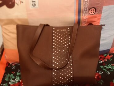 женскую светлую сумку: Женская сумка(почти новая носили 2,3 раза)состояние отличное,все замки