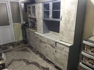 metbex mebelleri 2023 qiymetleri: Mərmər naxışlı, yığcam mətbəx mebeli dəsti. Üst şkaflar şüşəli