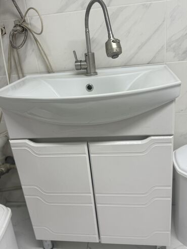 садовая мебель распродажа: Продаю раковину со шкафом и зеркало для салона красоты. Состояние