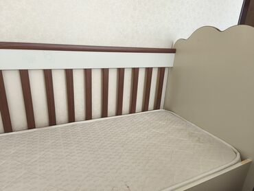 кровать трансформер: Uşaq çarpayısı. çox keyfiyyətli materialdan. yellənən və 4 dolablı