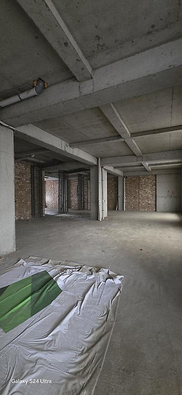 Продажа помещений свободного назначения: Сдаеться коммерческое помещение в жилом доме . 270кв. В районе — 8