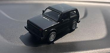 mini cooper: Qara rəngli miniatura off-road avtomobil modeli - Korpus: metal və — 1